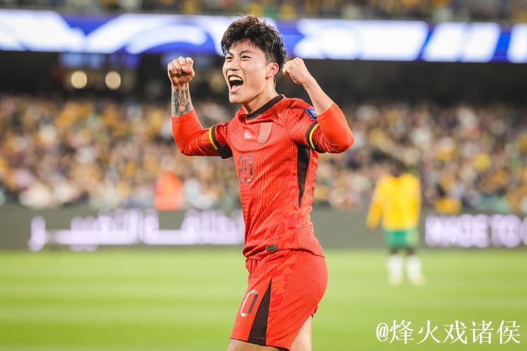 八队首战进球狂欢 八队首战进球狂欢