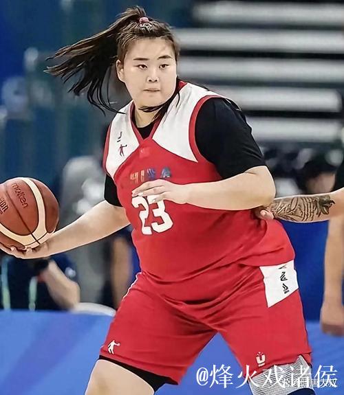 姑娘优雅转体上篮,姿态真帅气! 姑娘优雅转体上篮,姿态真帅气!